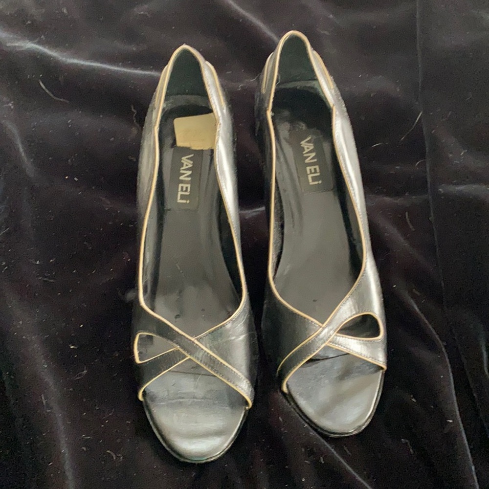 9.5 peep toe black w white trim